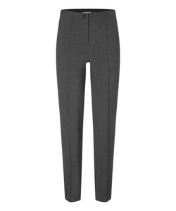 Cambio Hose Ros in grau Klassisch elegante lange Damenhose in grau mit der Sie gleichzeitig bequem und hervorragend gekleidet sind. Shoppen Sie die aktuellen Kollektionen an ausgesuchten Hosen über klassisch, elegant und modern bei Juliannes Moden in München in unserem Shop direkt in der Innenstadt oder einfach Online.
