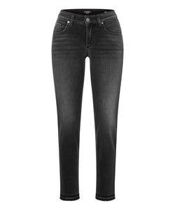 Cambio Jeans Pina in dunkelgrau Die Jeans von Cambio ist aus einem Baumwoll-Mix mit Stretch-Anteil gefertigt und gerade geschnitten. Jeans und Hosen aus den aktuellen Kollektionen 2022 2023 erhältlich in unserer Damenboutique Juliannes Moden Online oder in München. Wir legen viel Wert auf Beratung und Auswahl der Teile.