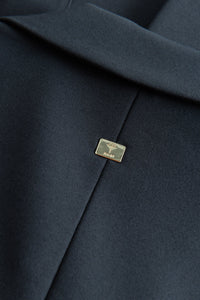 Slim fit Blazer von JOOP! in dunkelblau Klassischer Zwei-Knopf-Blazer in slim fit in der Farbe navy von JOOP!. Der Blazer ist wieder in aller Munde! Hier haben Sie das klassische modische Modell. Zu kaufen online oder in unserer Boutique Juliannes Moden in München aus der aktuellen Herbst Winter Kollektion 2022 2023.