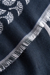 Schal in dunkelblau von JOOP! im Cornflower-Design mit Fransen Cornflower-Design. Immer das passende klassische, elegante oder modische Accessoires für die Dame die das Besondere sucht führen wir in unserer Damenboutique Juliannes Moden in  München. Wir führen aktuelle Kollektionen für Herbst Winter 2022 2023 für Sie.