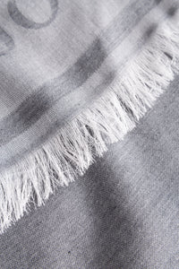 Baumwoll-Schal in grau meliert von JOOP! im Cornflower-Design mit Fransen. Viele Trendaccessoires und Geschenke wie Schals, Taschen, Handschuhe finden Sie aus den aktuellen Kollektionen Herbst Winter 2022 in unserer Damenboutique Juliannes Moden in der Innenstadt München. Wir führen viele hochwertige Labels für Sie.
