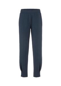 Bequem, komfortabel und absolut up to date aus atmungsaktiver, geschmeidiger Scuba- Qualität mit traumhaft weicher Oberfläche ist diese Joggpants gearbeitet. Wir haben für jede Frau die passende Hose. Wir punkten mit ausführlicher Beratung und gehen auf Ihre Ansprüche ein in unserer Boutique Juliannes Moden in München.