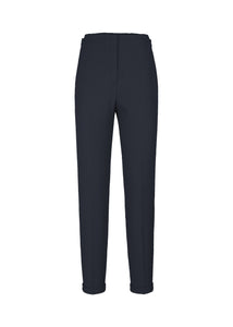 Eine tolle schlanke Figur zaubert diese Slim Fit Hose von Riani. Wir finden für jede Figur die passende Hose und beraten Sie ausführlich in unserer Damenboutique Juliannes Moden in München. Dort und im Onlineshop finden Sie modische und klassische Damenmode für Herbst Winter aus den aktuellen Kollektionen 2022 2023.